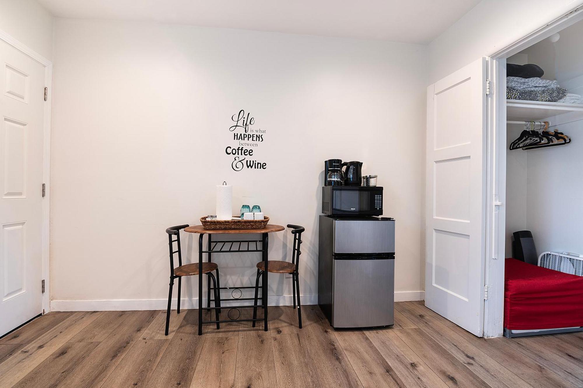 Updated 2nd-floor Near Beverly Hills & Pico Blvd Dining Appartement